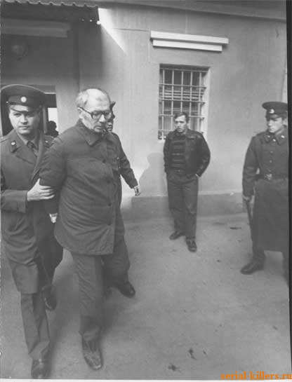 Чикатило выводит конвой, чтобы отвезти на приговор